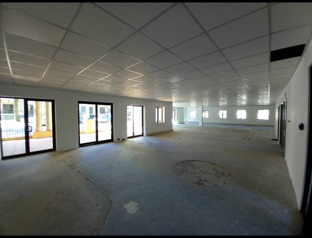 702M² OFFICE TO LET IN BRYANSTON